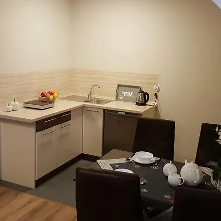 U Podnoza Zamku * Щитна