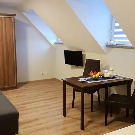 U Podnoza Zamku Апартаменты Щитна