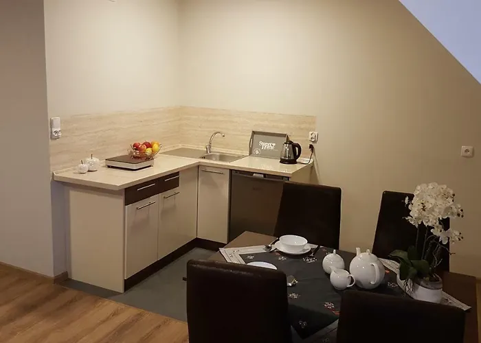 U Podnoza Zamku * Szczytna